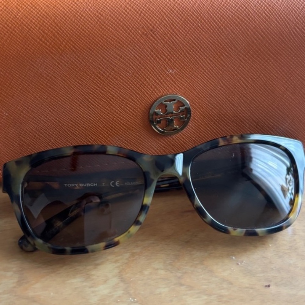 Tory Burch Tortoise Sunglasses w/ Original Leather Orange Case
